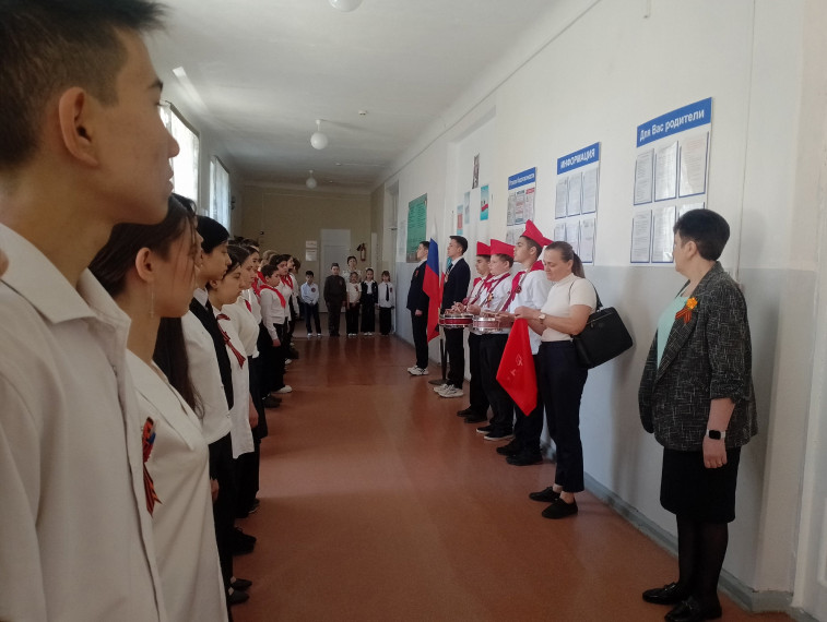 Вручение копии Знамени Победы.